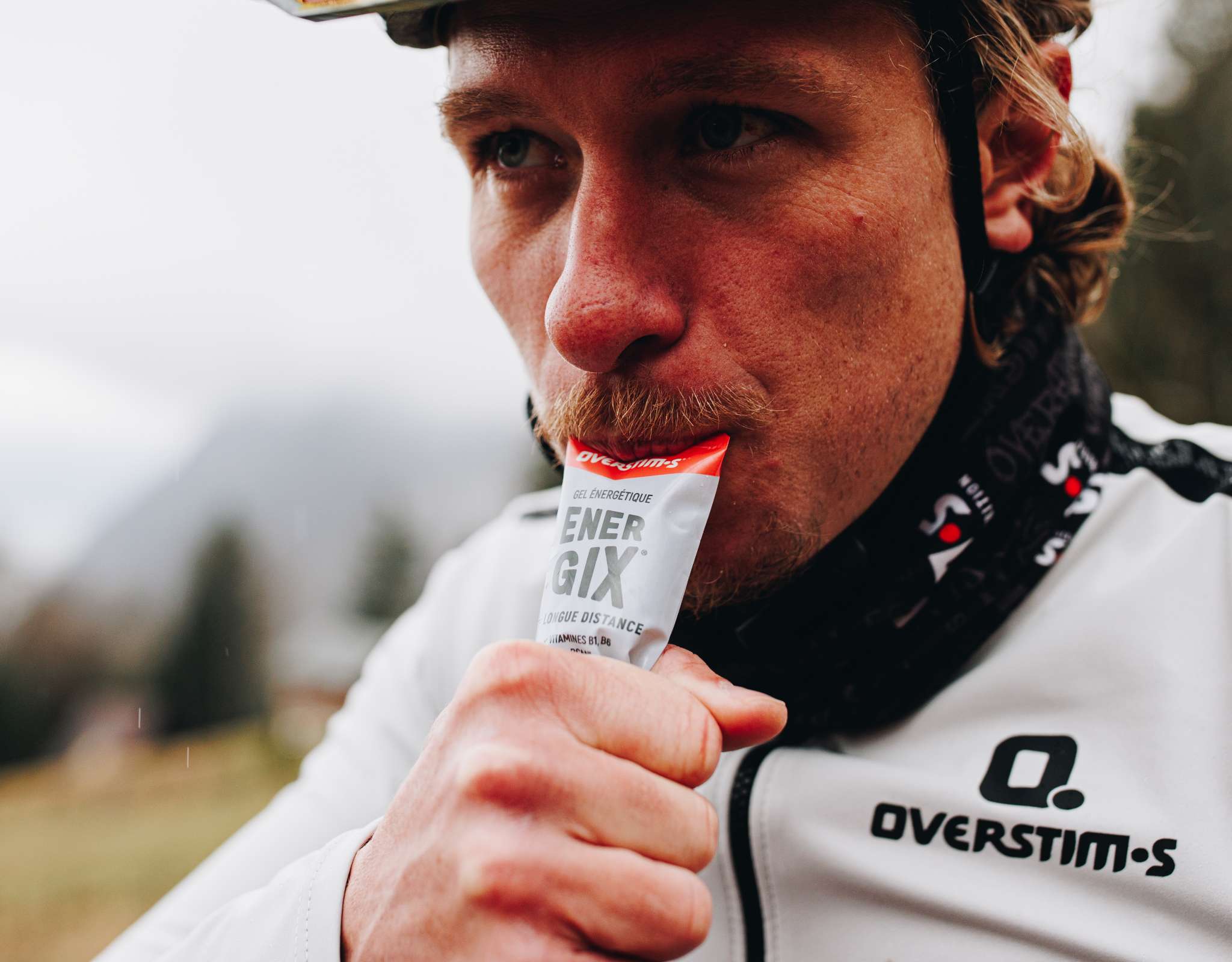 Close-up van renner die ENERGIX gel énergétique van Overstims gebruikt