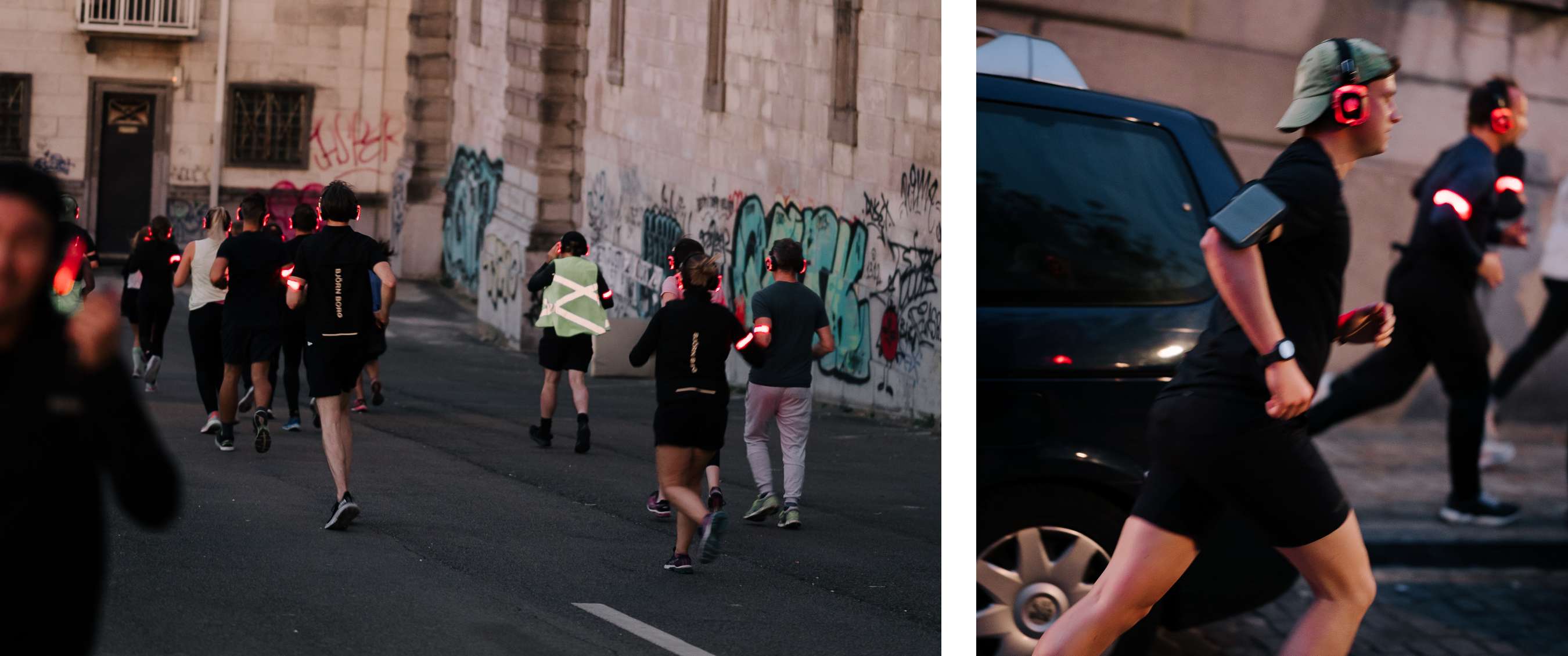 Beeld links: Groep lopers rent ’s avonds door een stedelijke straat met graffiti, allemaal met rode lichtgevende hoofdtelefoons. ; Beeld rechts: Loper met pet en rode lichtgevende hoofdtelefoon rent langs geparkeerde auto’s, gevolgd door andere deelnemers.