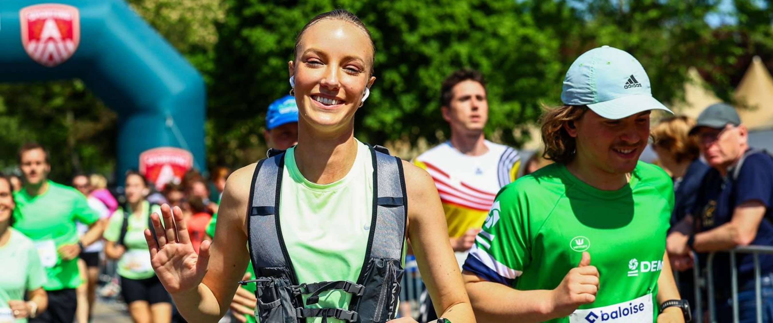 Hardlopers op het parcours met zichtbaar borstnummer “baloise” en publieksafsluiting.