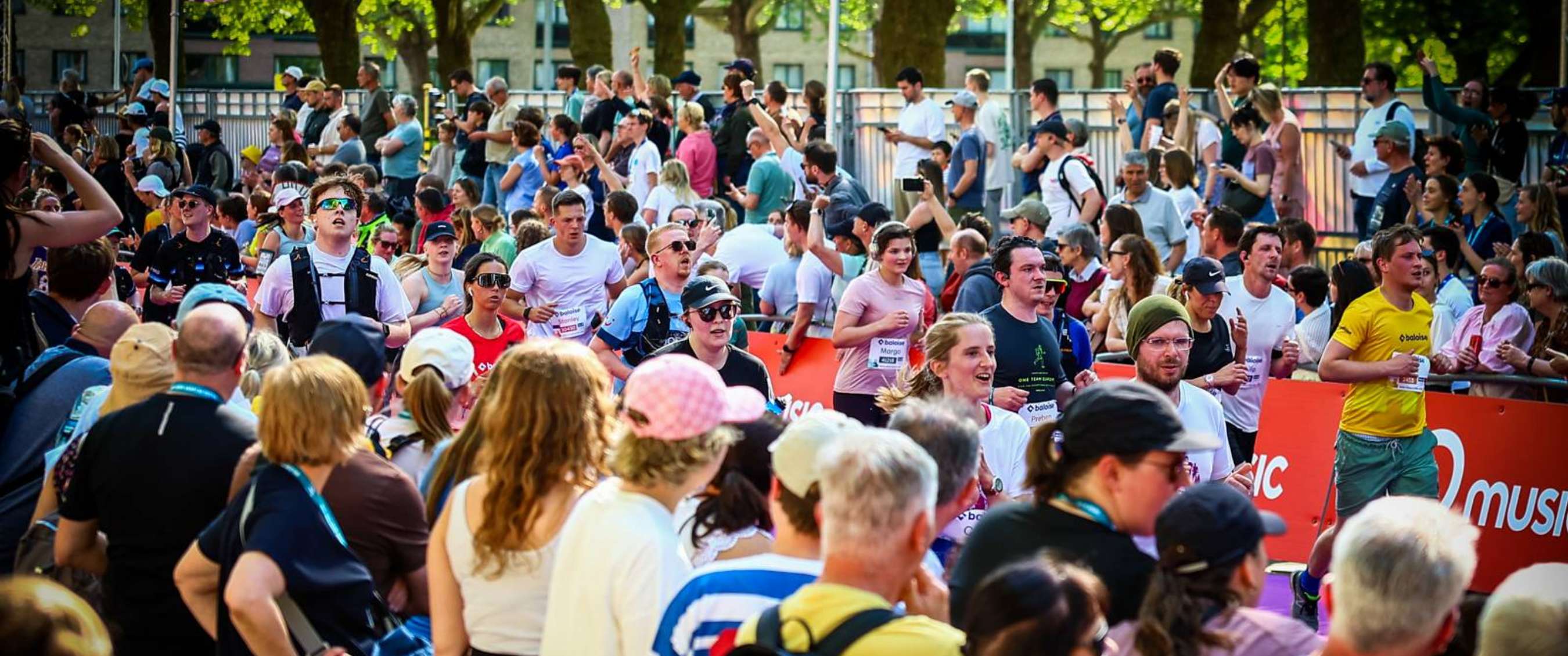 Deelnemers tijdens de “Baloise Antwerp 10 Miles” met toeschouwers langs de kant.