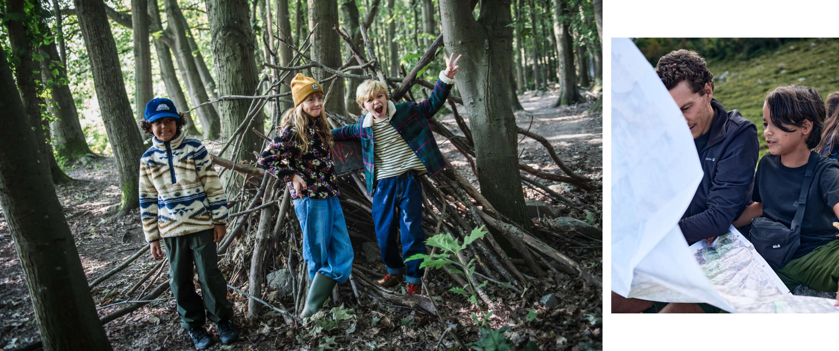 Drie kinderen staan voor een zelfgemaakte hut van takken tussen hoge bomen.