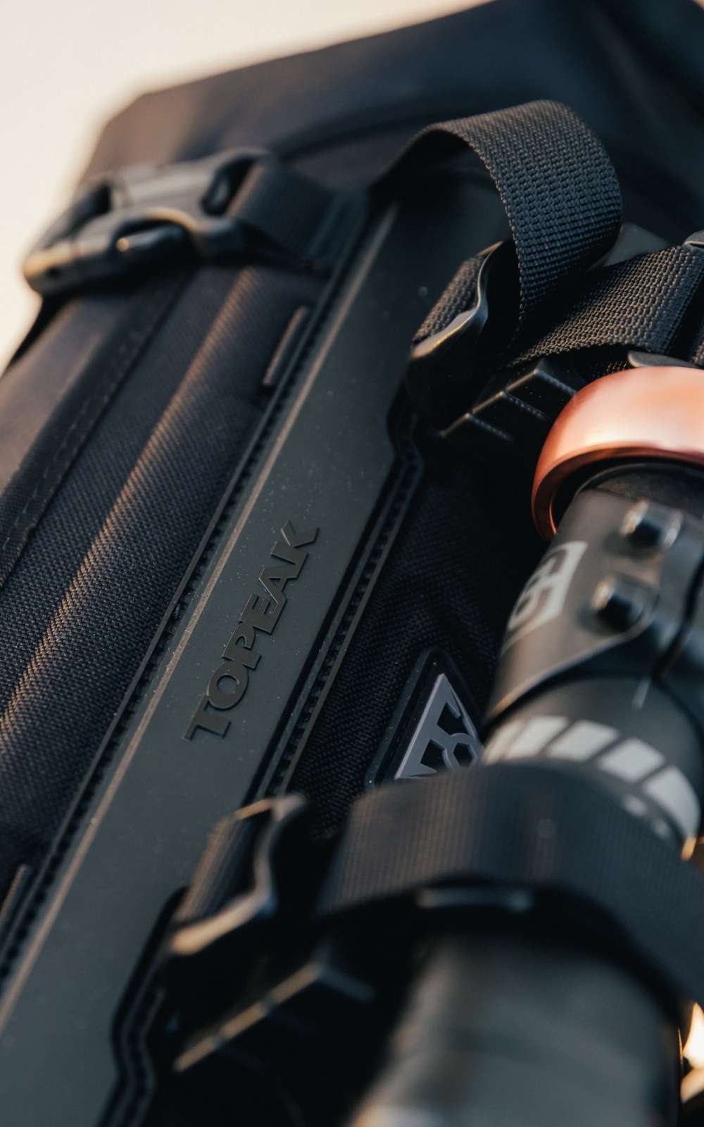 Close-up van zwarte TOPEAK-fietstas met spanbanden