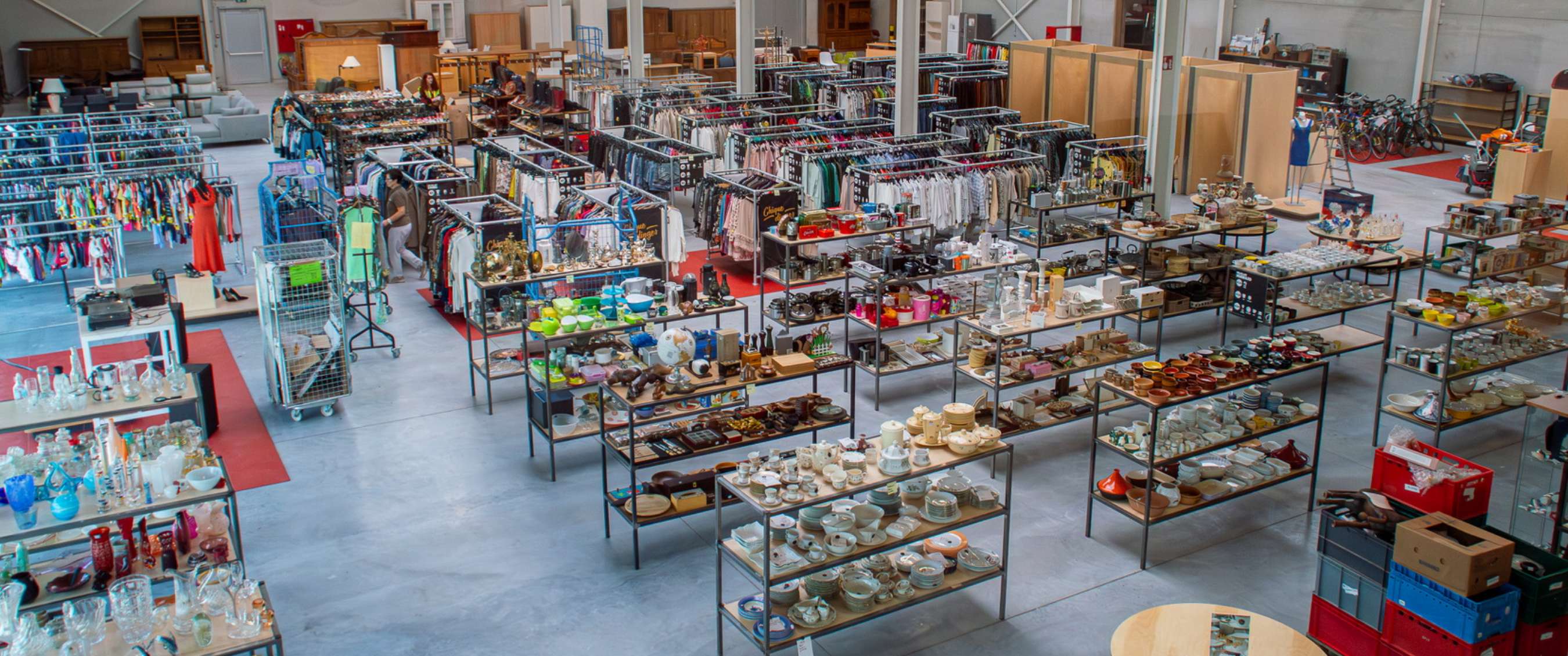 Twee beelden: Overzicht van kringloopwinkel met kledingrekken, servies en meubels in ruime hal.