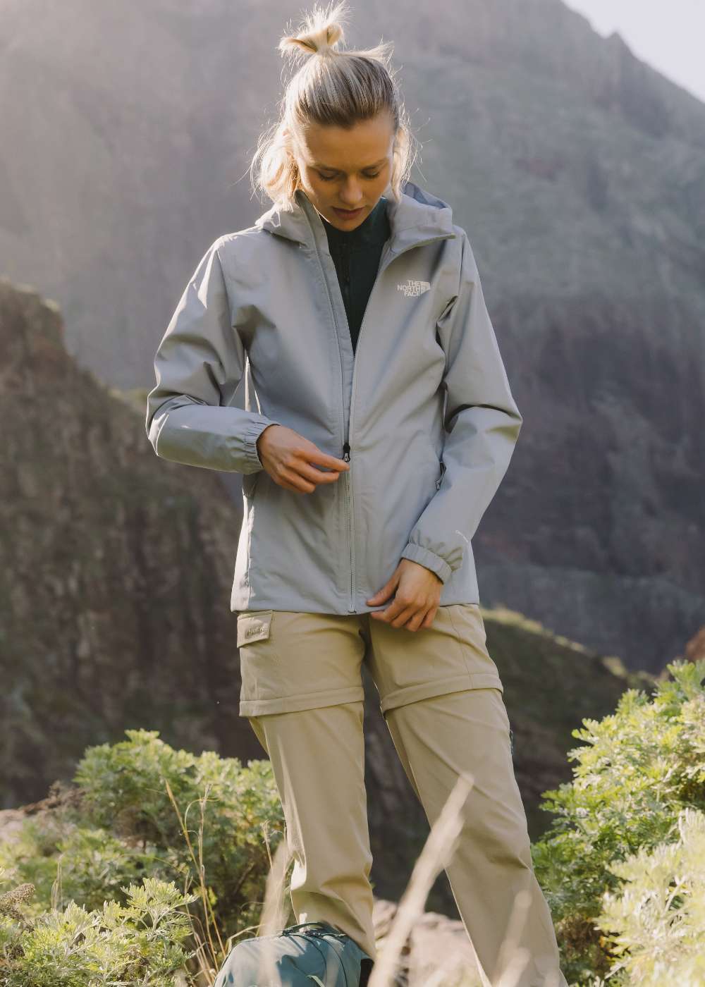 Twee beelden: mist trekt door een rotsachtig berglandschap; koe staat in een weide met bomen.