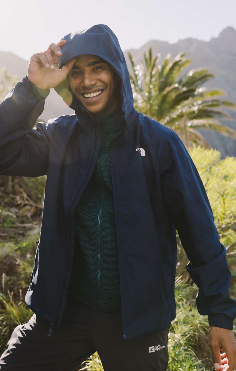 Twee beelden: mist trekt door een rotsachtig berglandschap; koe staat in een weide met bomen.