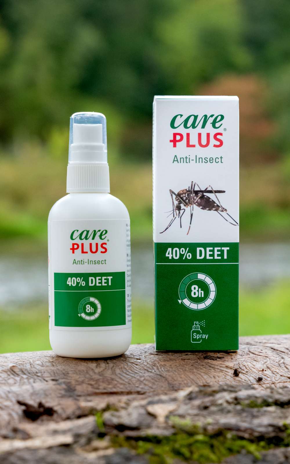 Care Plus Anti-Insect 40% DEET spray met bijbehorende verpakking tegen een groene achtergrond.