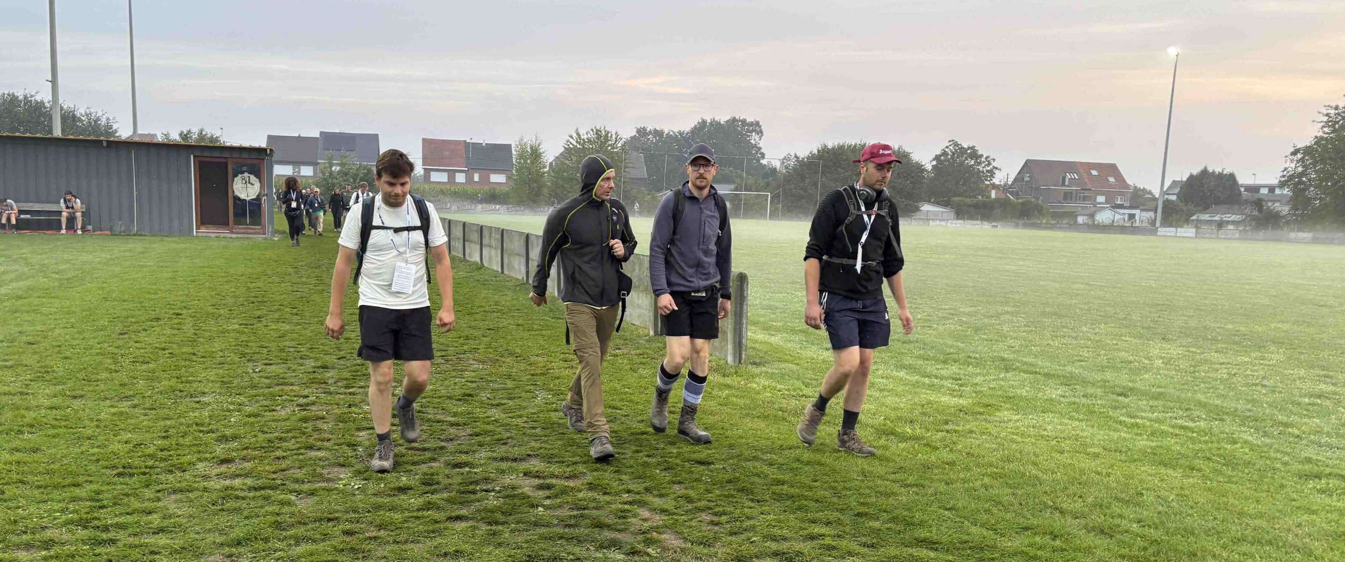 Twee beelden: mist trekt door een rotsachtig berglandschap; koe staat in een weide met bomen.
