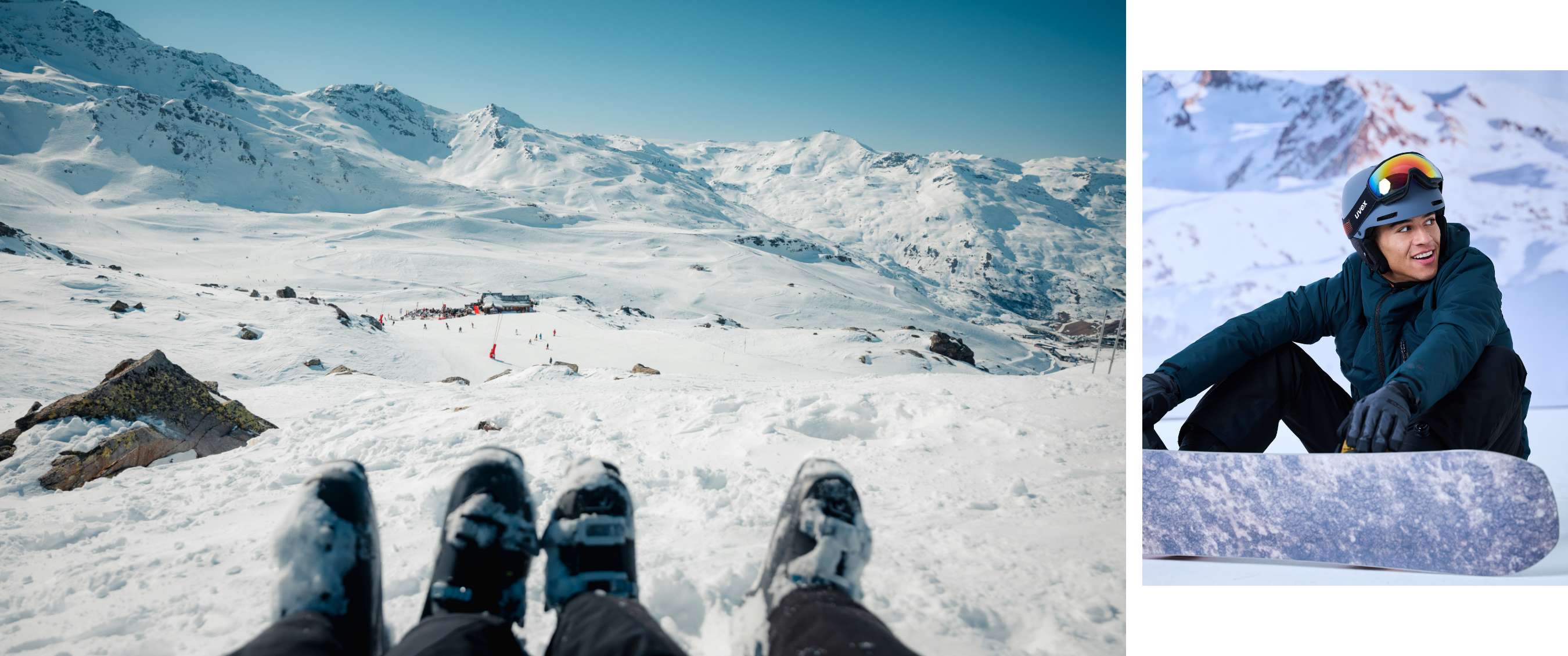 Twee paar skischoenen op de voorgrond met uitzicht op een besneeuwd skigebied onder een blauwe lucht.
