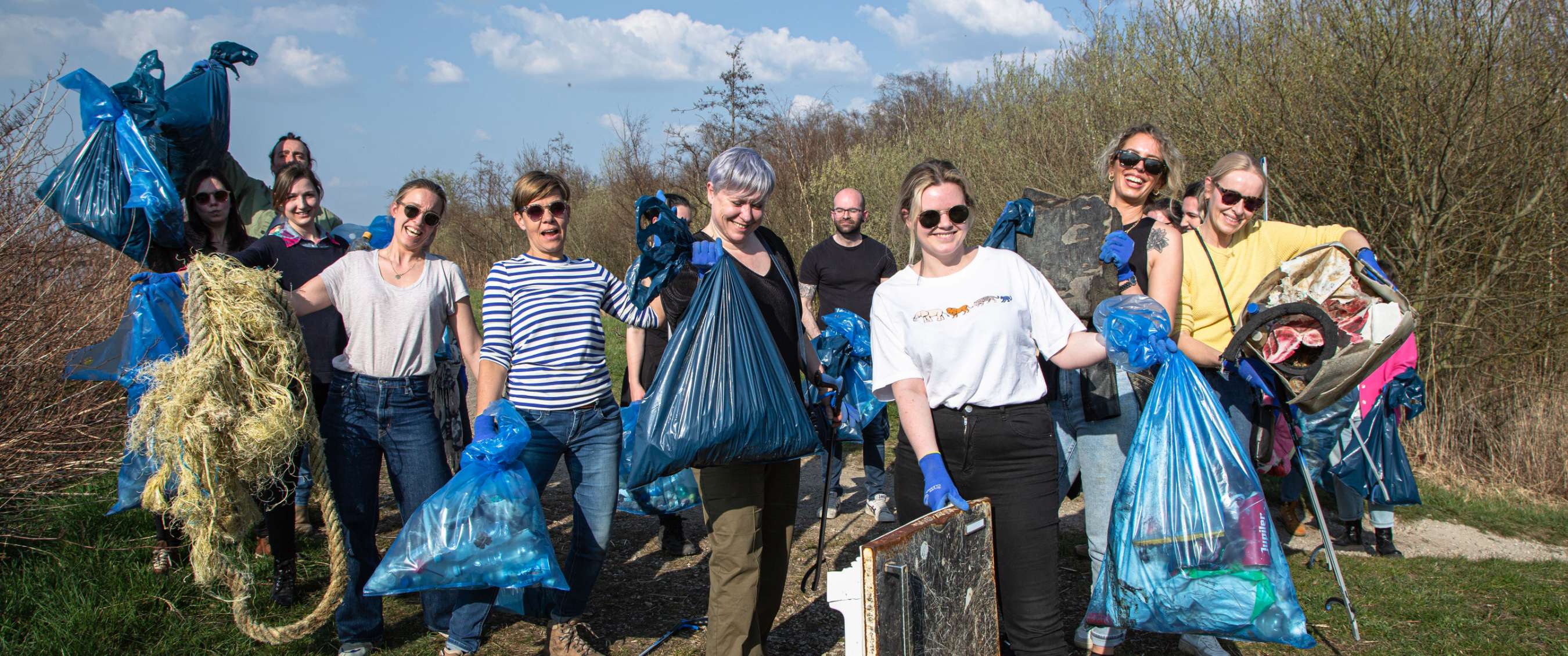 Twee beelden: mist trekt door een rotsachtig berglandschap; koe staat in een weide met bomen.