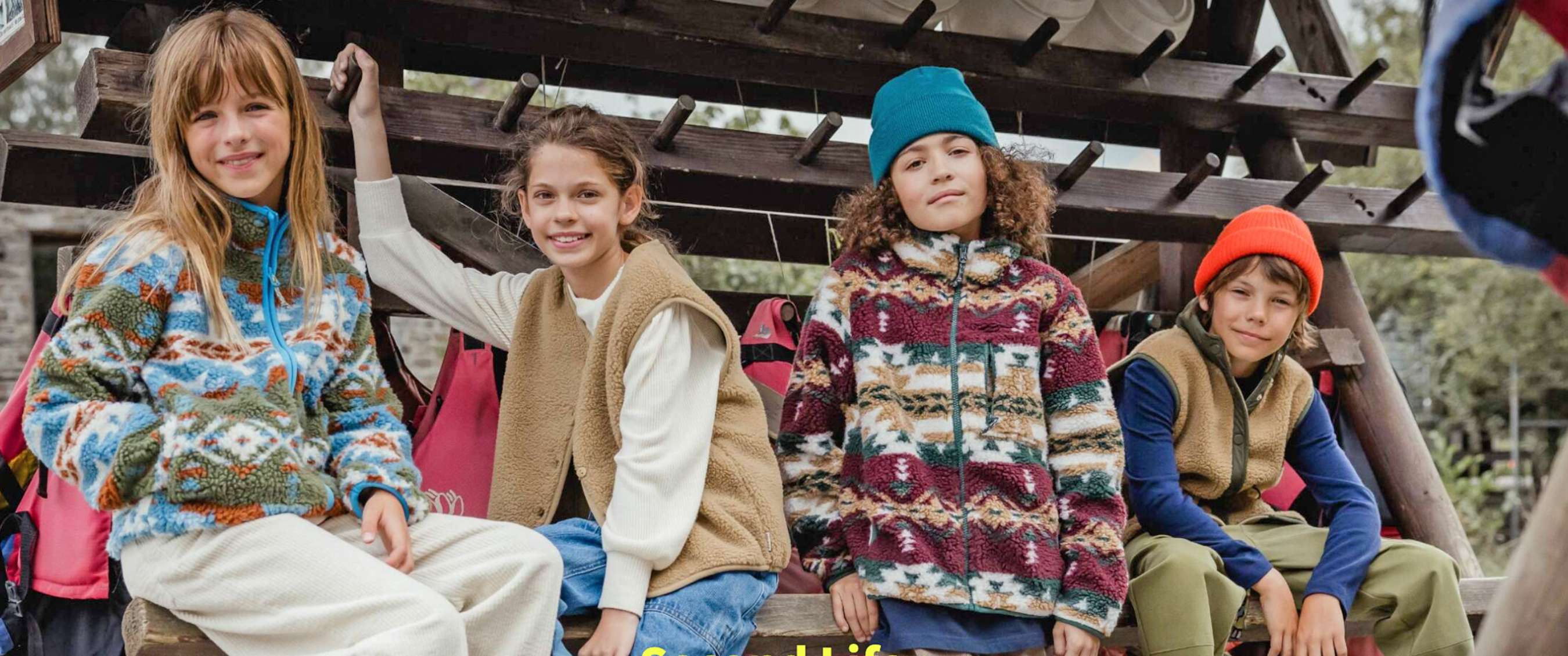 alt="kinderen die poseren in outdoor kleding"